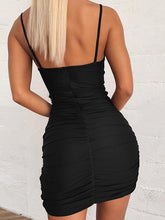 Plissee-Slider-Kleid mit tiefer Brustpartie